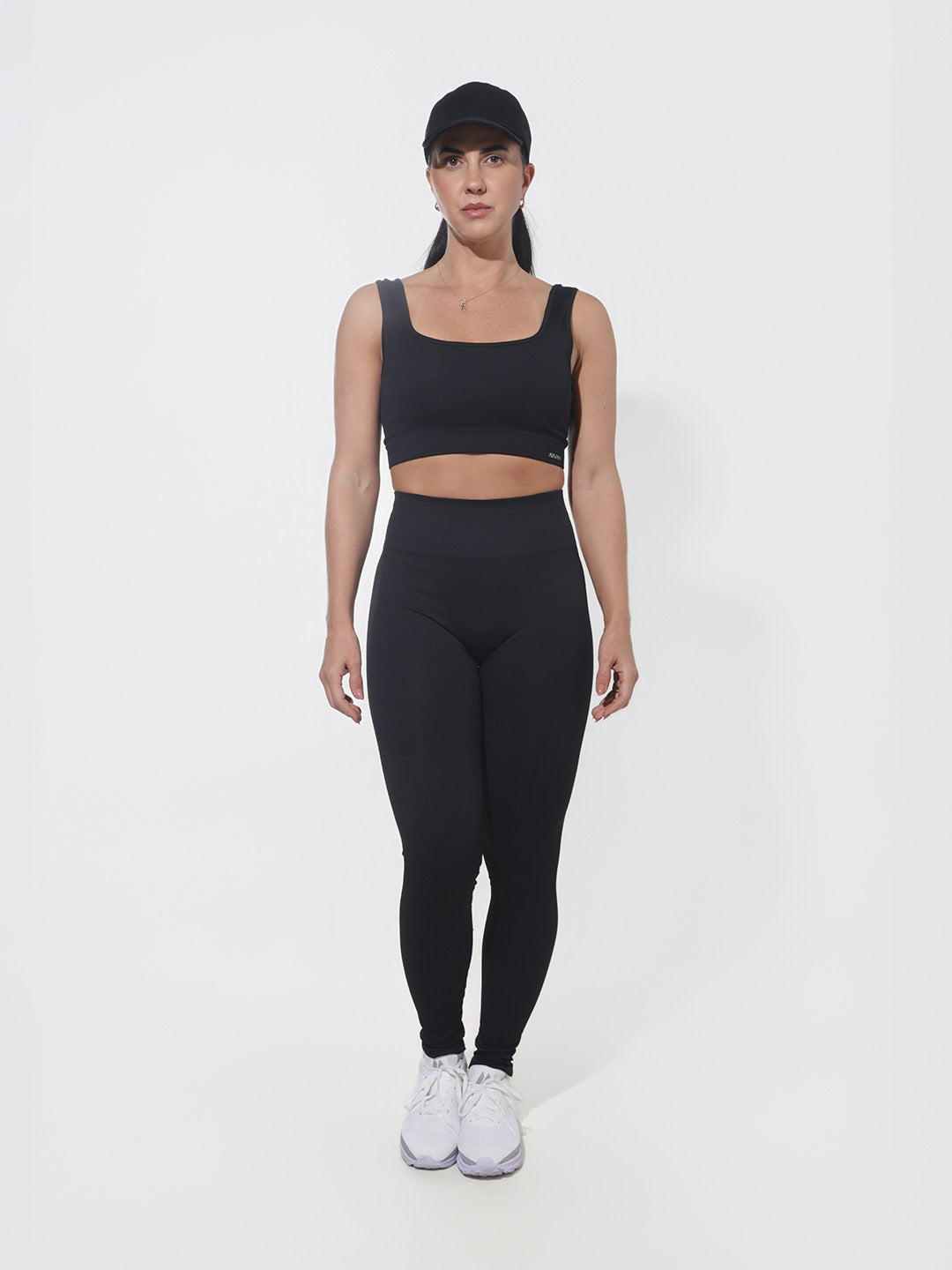 Conjunto ALIVAH Preto — top, legging e short
