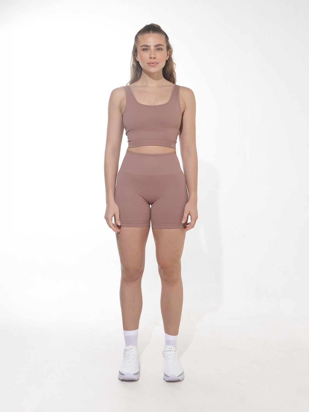 Conjunto ALIVAH Avelã — top, legging e short