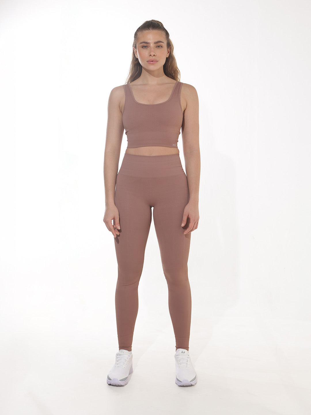 Conjunto ALIVAH Avelã — top, legging e short