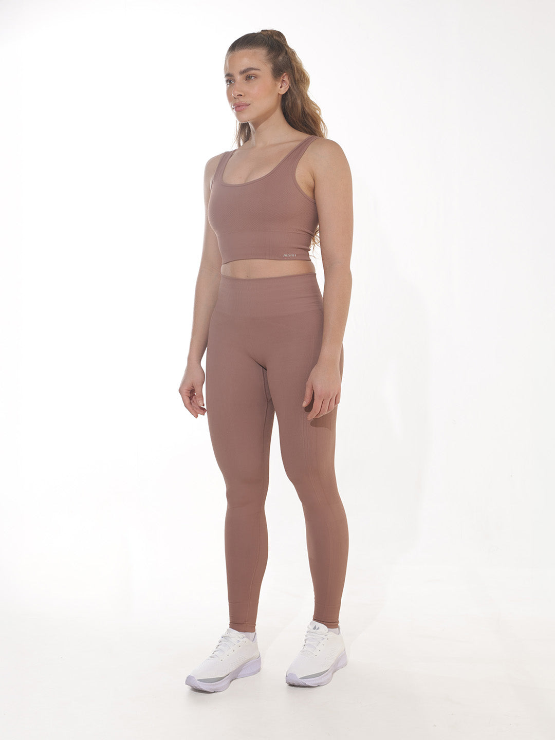 Conjunto ALIVAH Avelã — top, legging e short