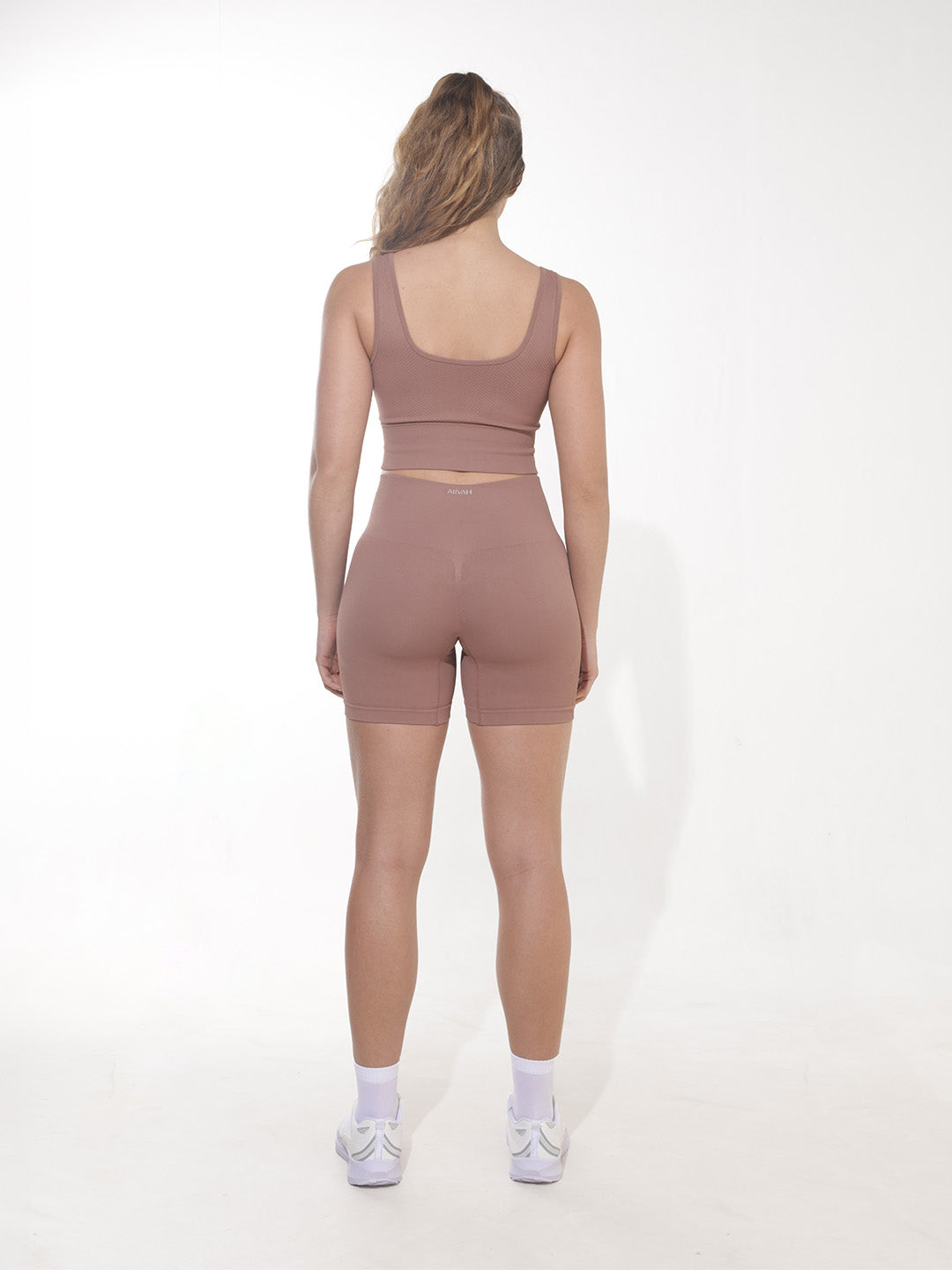 Conjunto ALIVAH Avelã — top, legging e short