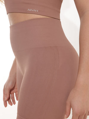 Conjunto ALIVAH Avelã — top, legging e short