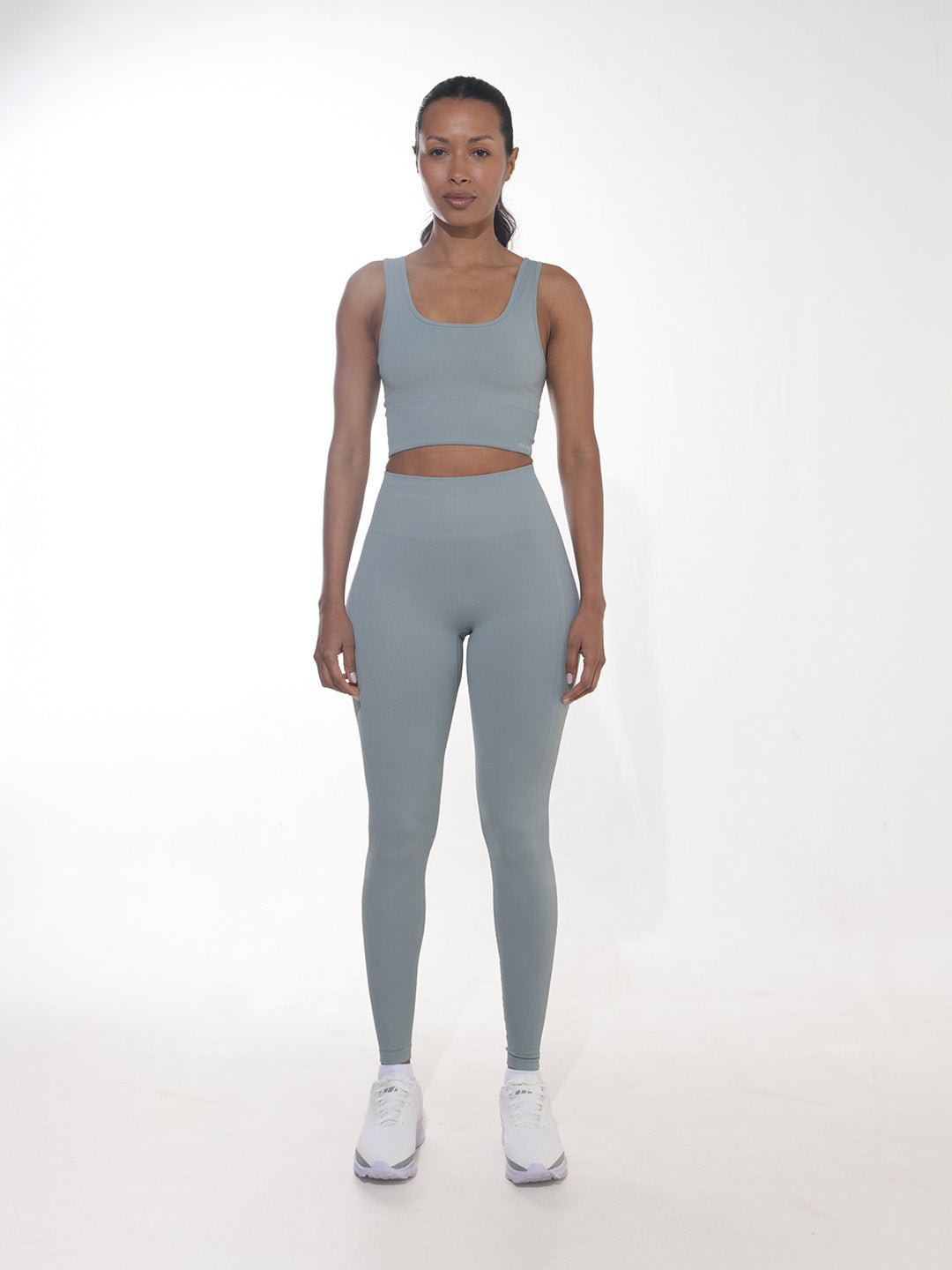 Conjunto ALIVAH Azul Claro — top, legging e short